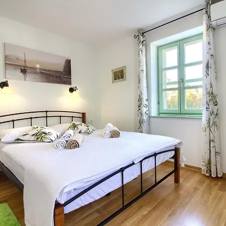 Holiday home Mit Privatpool Fuer 8 Personen Ca 140 Qm In Liznjan, Istrien Suedkueste Von Istrien Liznjan