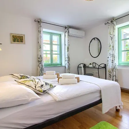 Mit Privatpool Fuer 8 Personen Ca 140 Qm In Liznjan, Istrien Suedkueste Von Istrien Holiday home Liznjan